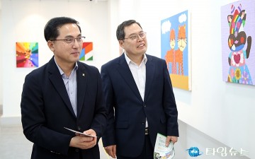 그림 감상하는 박희조 동구청장과 이상호 센터장