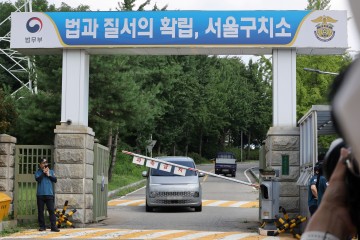 尹 내란재판 4연속 불출석 전망 '체포불응' 尹 출석없이 재판 가능성도 내란특검 기소 사건은 19일 시작