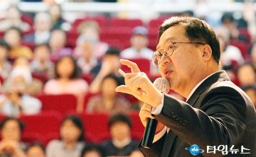 ‘시민과 함께하는 우리동네 사업설명회’에서 사업 설명하는 이장우 대전시장