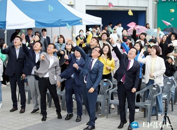 희망의 비행기 날리는 이장우 대전시장