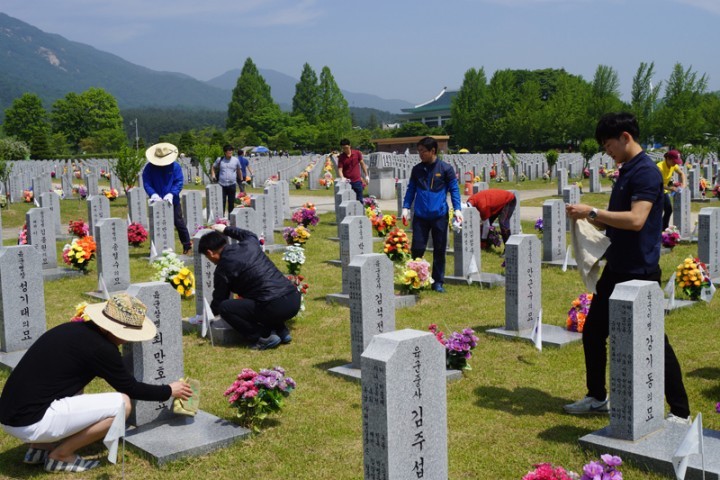 대전시설관리공단, 현충원 묘비닦기 봉사활동 전개