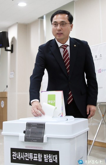 사전투표 하는 박희조 동구청장