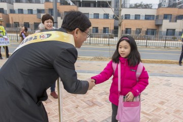 최교진 세종시교육감, 첫 등교를 축하합니다!