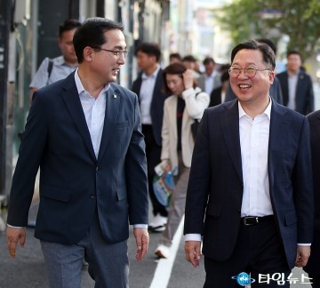 활짝 웃는 박희조 동구청장과 이장우 대전시장