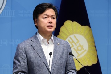 與 "장동혁, 설날에도 대통령 비난… 야당 대표로서 품격 없다" 파상공세