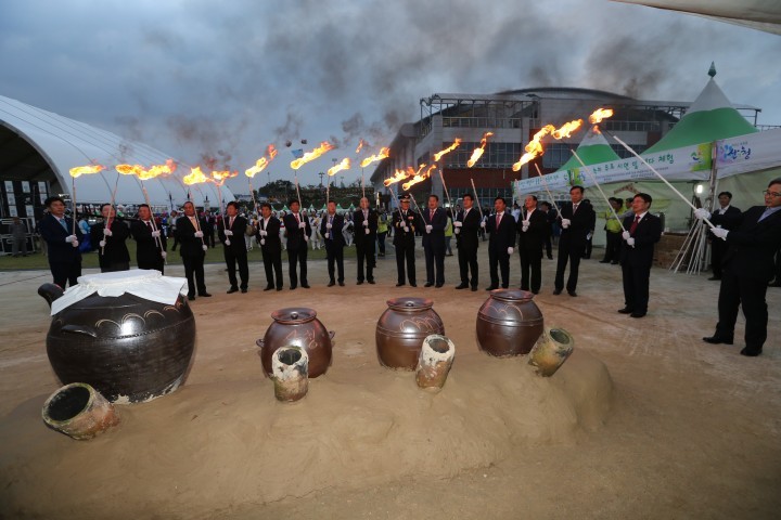 산청한방약초축제 대왕약탕기 점화로 건강축제 기원