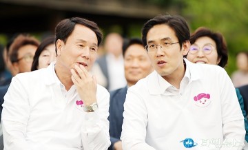 유성온천문화축제에서 대화 나누는 이상래 시의장과 장호종 부시장
