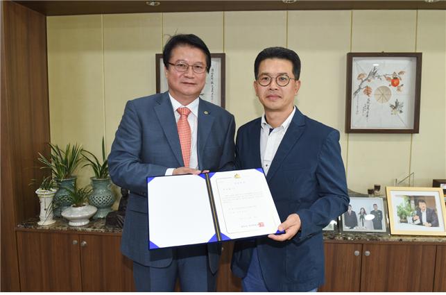 원창묵 시장, 나전칠기 작품 기증에 감사파 전달