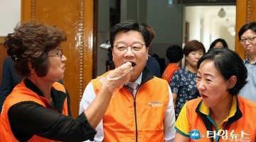권선택 대전시장, 송편 맛있네요!