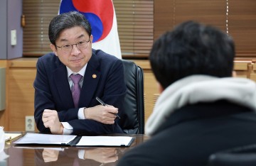 [경제 전망] ‘금리 동결’ 무게 실린 금통위… 출산율 0.8명대 회복할까