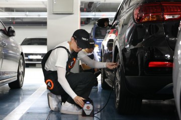 한국타이어, 야구장서 ‘타이어 보이’ 안전 점검 이벤트
