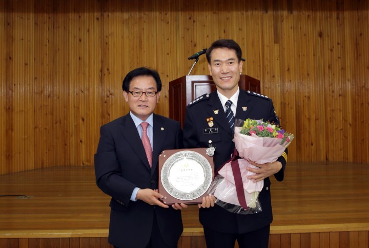 칠곡군, 제65대 김병찬 칠곡경찰서장 이임식에서 명예군민증 수여