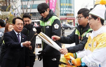 성화 불씨 점화하는 한현택 동구청장