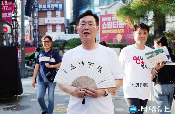 ‘대전 0시 축제’ 둘러보는 김제선 중구청장…과유불급(過猶不及)