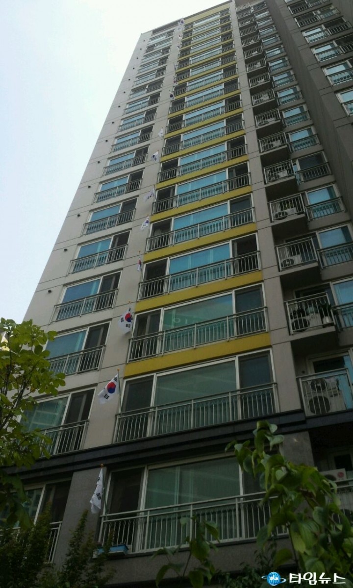 착한 아파트의 모범사례 전세대 태극기 달아