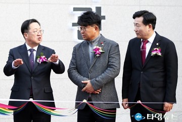 안산도서관 재개관식에서 대화 나누는 이장우·최충규·전석광