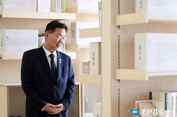 김제선 중구청장, 테미문학관 개관식서 전시 둘러봐