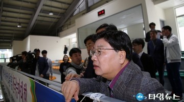 복용실내승마장 둘러보는 권선택 대전시장
