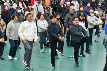 이재훈 영주시장 권한대행이 출발 전 준비운동을 하고 있다 .