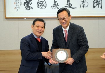 윤장현 광주시장, 김양현 광주지방 고용노동청장에 감사패 전달