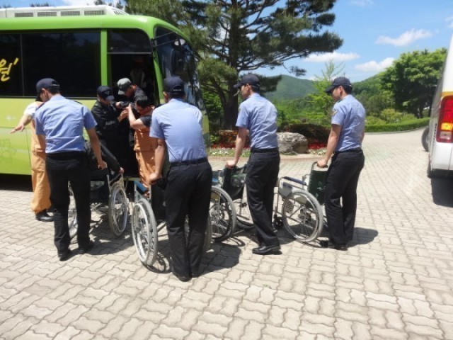 포항 해경 동그라미 봉사단, 어르신과 함께하는 힐링 산책