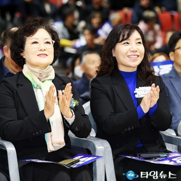 ‘장종태’ 출판기념회에 참석한 전명자 서구의회 의장과 김민숙 대전시의원