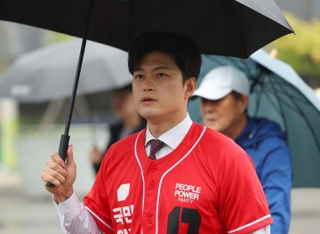 김용태, 강남서 빗속 1인 유세…"잘못했고 더 반성하겠다"