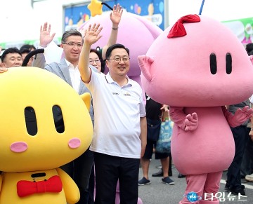 “시민 속으로, 축제 속으로”…이장우 대전시장, 0시 퍼레이드 행진