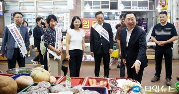 추석 앞두고 산성뿌리시장 방문한 이장우 대전시장