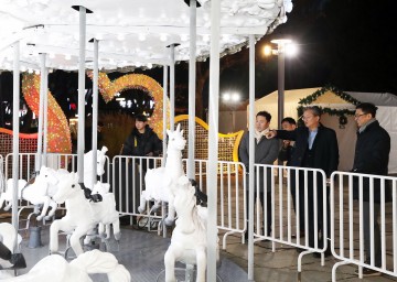 유성온천 크리스마스 축제 현장 사전점검 하는 정용래 유성구청장