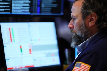 ‘100달러 유가’ 습격에 뉴욕증시 침몰… 다우, 연중 최저치 경신