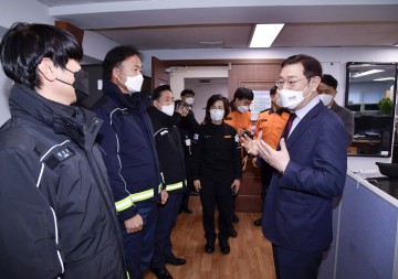 이용섭 광주시장, 아파트 신축공사 붕괴사고에 고생하는 서부소방서 격려방문