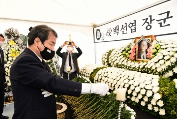 김충섭 김천시장, 故 백선엽 장군 분향소 조문