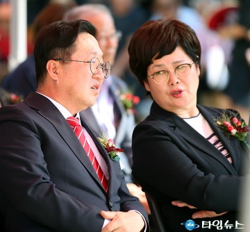 ‘유교전통의례관’ 개관식에서 대화 나누는 이장우 대전시장과 백춘희 대표이사