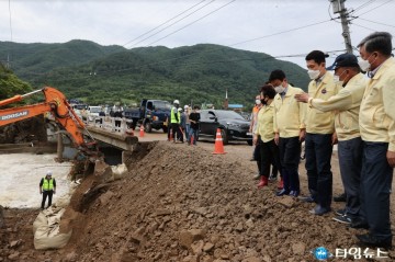 폭우로 끊어진 31번 국도 밤샘 작업으로 임시개통