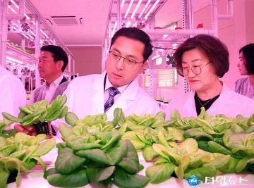 ‘테마형 대전팜’ 둘러보는 박희조 동구청장과 박영순 동구의회 의장