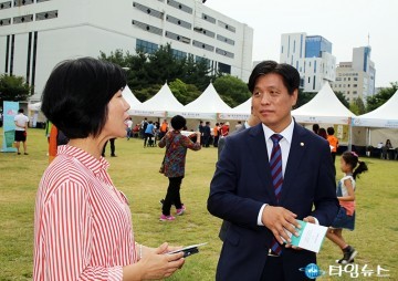 대전시민 NGO 한마당에 참석한 조승래 국회의원