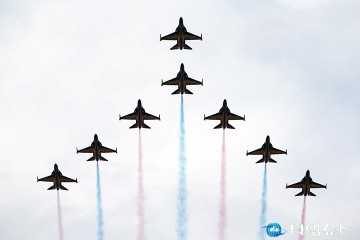 “3, 2, 1…하늘이 열렸다!” 이장우 대전시장 외침에 ‘블랙이글스’ 축포 비행