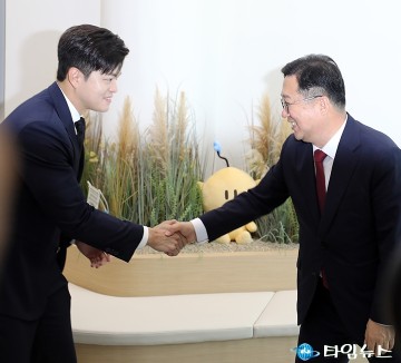 김용태·이장우, 악수 한 번에 담긴 정치개혁 의지