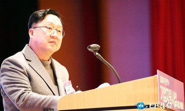 ‘기업지원사업 통합설명회’에서 메모하는 이장우 대전시장