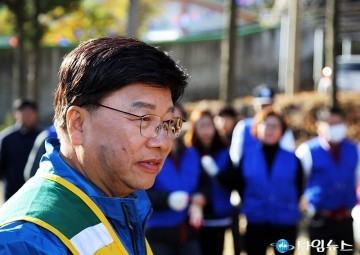 사랑의 연탄 나누는 권선택 대전시장