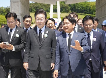 5·18민주화운동 기념식에 강기정 광주시장이 이재명 민주당 대표와 대화 나눠