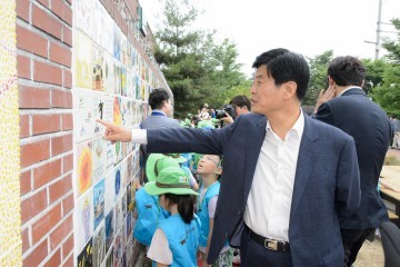 세종시문화재단, 시민 700여명이 참여한 장욱진 화백 타일벽화 설치