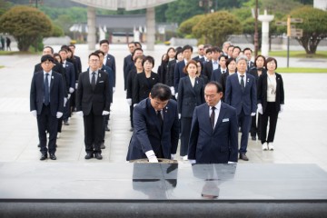 이정선 광주교육감, 국립 5·18 민주묘지 참배 ‘숭고한 정신’ 되새겨