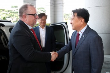 김영환 충북지사, 스웨덴 올레 쏘렐 의원과 조찬 간담회…국제 교류·첨단산업 협력 논의