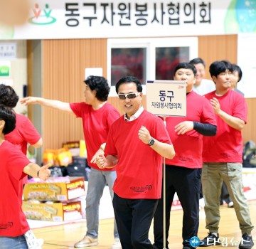 자원봉사자들과 플래시몹 하는 박희조 동구청장