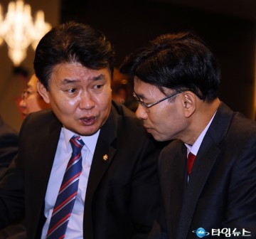 대화하는 정용기 국회의원