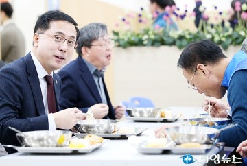박희조 동구청장, 식사 맛있게 하세요!