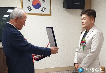 김동수 유성구의회 의원, 송정동 지역현안 해결공로 인정 감사패 수여