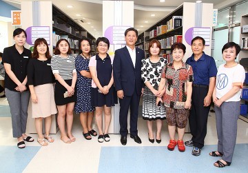 대전 유성구의회 이희환 의원, 관평도서관 발전 앞장 감사패 받아!